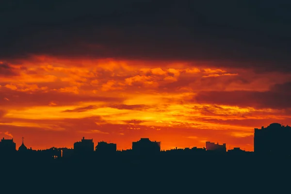 Stadtbild Mit Lebendiger Feuriger Morgendämmerung Erstaunliche Warme Dramatische Wolkenverhangene Himmel — Stockfoto