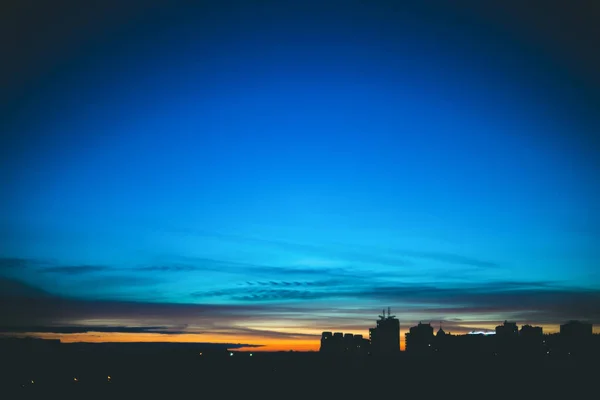 Stadtbild Mit Herrlich Buntem Lebendigem Morgengrauen Atemberaubend Dramatischer Blauer Himmel — Stockfoto