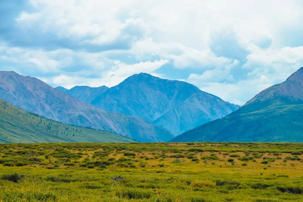 Espectacular Vista Montañas Gigantes Bajo Cielo Nublado Enorme Cordillera Con —  Fotos de Stock