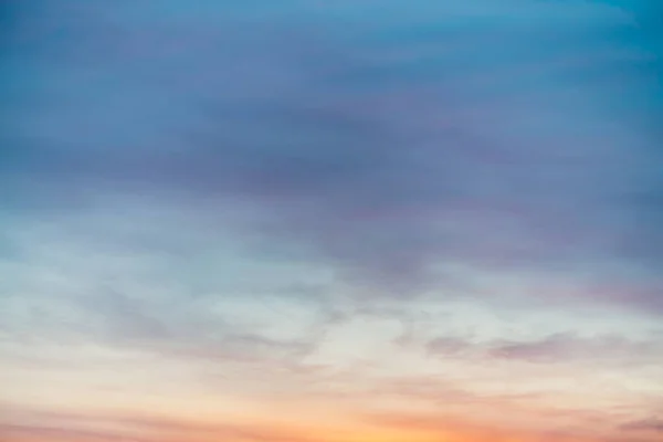 Cielo Atardecer Con Nubes Luz Amarilla Violeta Gradiente Cielo Azul — Foto de Stock