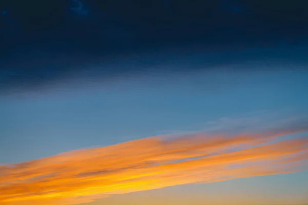 Niesamowite Dramatyczne Niebieskie Zachmurzone Niebo Pomarańczowym Słońcem Chmurach Atmosferyczne Tła — Zdjęcie stockowe