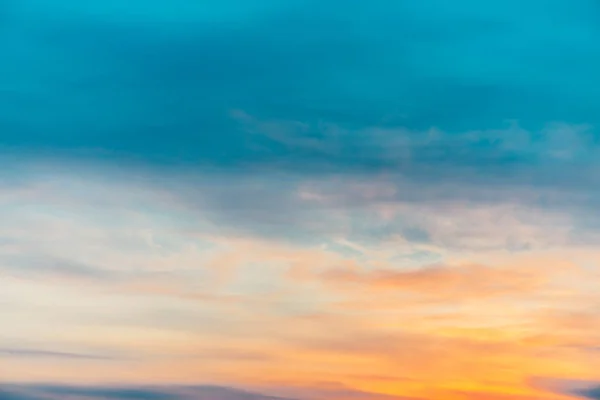 Niebo Zachód Słońca Pomarańczowym Żółtym Światłem Chmur Kolorowe Gładkie Błękitne — Zdjęcie stockowe