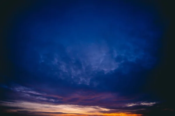 Erstaunlich Dramatisch Blauer Bewölkter Himmel Atmosphärisch Minimalistischer Hintergrund Bei Bewölktem — Stockfoto