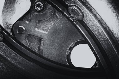 Gri tonlama steampunk tarzında Olağandışı robotik göz. Odaklanmış robot görünümü. Tek renkli arka plan deseni yakın çekim.