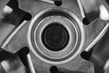 Dönen metal soğutucu gri tonlama da yakın çekim. Acımasız bir mekanizma. Kopya alanı ile otomatik parçanın tek renkli arka planı. Vintage mekanizma. Retro cihaz.