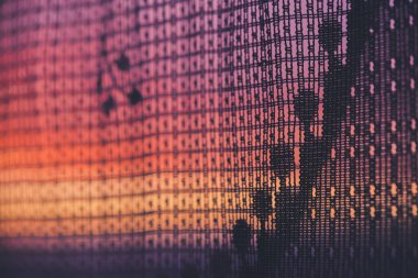 Tül doku siluetleri arkasında pencerede Inanılmaz romantik gün batımı. Desenli perde ile pencereden Harika pembe turuncu mor şafak gökyüzü. Doğal gündoğumu rahatlık arka plan. Kopyalama alanı.