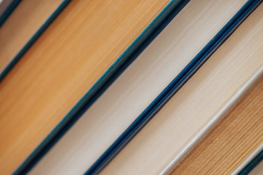 Vintage kitaplar yakın çekim. Okul kütüphanesinde kullanılan eski edebiyat yığını. Eski kaotik okuma maddesi arka plan. Tozlu kopya alanı ile çapraz kitap soluk. Eski kitap mağazası.