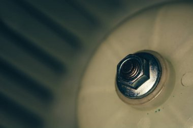 Somun sap üzerinde plastik yüzey tutar. Vintage mekanizma. Retro cihaz.