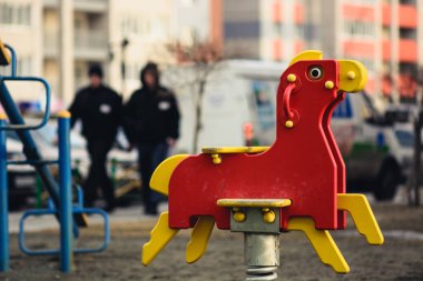 Oyun alanında ahşap bir at şeklinde kırmızı atlıkarınca.