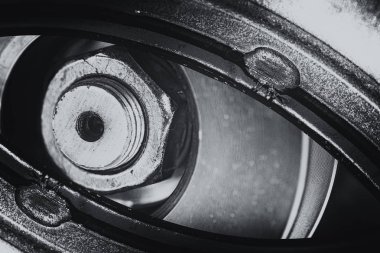 Gri tonlama steampunk tarzında Olağandışı robotik göz. Odaklanmış robot görünümü. Tek renkli arka plan deseni yakın çekim.