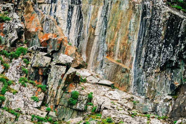 Dağlık Zengin Bitki Örtüsü Ile Dağın Yosunlu Turuncu Kayalık Katmanlı — Stok fotoğraf