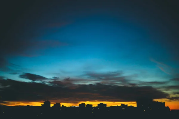 城市景观与美妙的五颜六色生动的黎明 惊人的戏剧性的蓝色多云的天空在城市建筑的黑暗剪影之上 阴天橙色日出大气背景 复制空间 — 图库照片