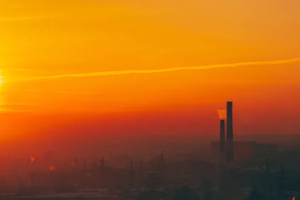 Smog Tussen Silhouetten Van Gebouwen Zonsopgang Smokestack Dawn Sky Milieuvervuiling — Stockfoto