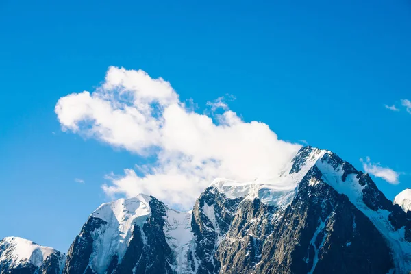Удивительный Ледник Голубым Небом Огромное Облако Огромных Замечательных Снежных Горах — стоковое фото