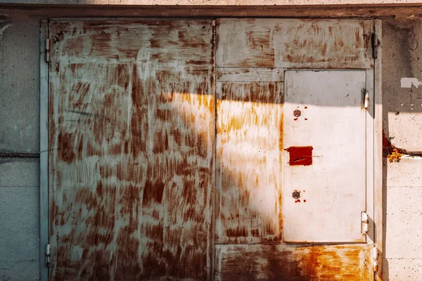 Kusurlu Pas Metalik Garaj Kapısı Yakın Çekim Paslı Demir Kapının — Stok fotoğraf