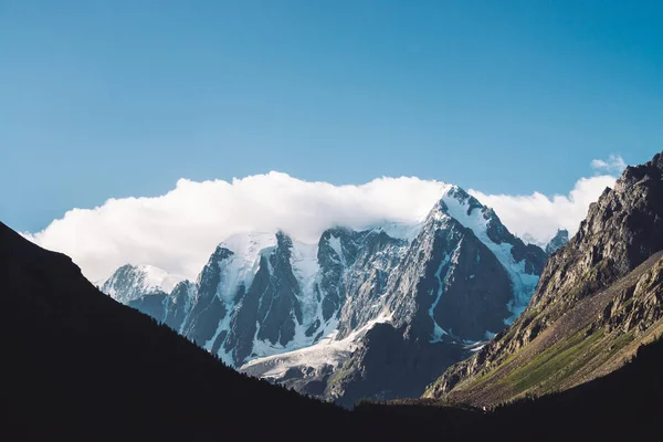 Gletscher Unter Blauem Himmel Bergkette Mit Schnee Riesige Wolke Auf — Stockfoto