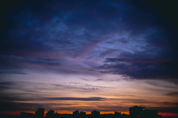 Paysage Urbain Aube Chaude Vive Incroyable Ciel Nuageux Bleu Violet — Photo