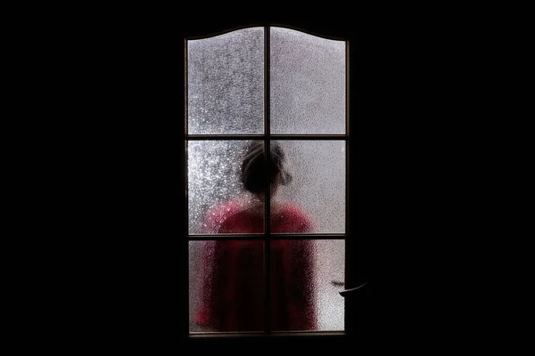 Cam Arkasında Kırmızı Kız Koyu Siluet Cadılar Bayramı Nda Kapının — Stok fotoğraf