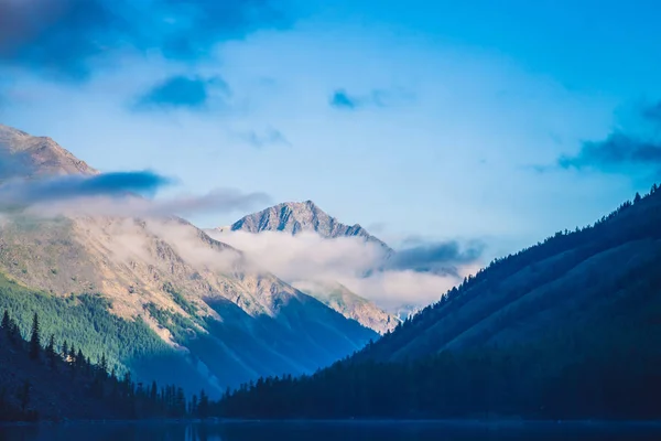 Verbazingwekkende Blauwe Silhouetten Van Bergen Onder Blauwe Bewolkte Hemel Prachtige — Stockfoto