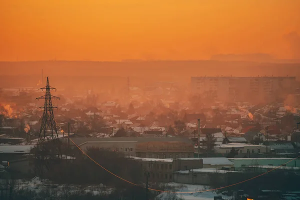Líneas Eléctricas Ciudad Amanecer Siluetas Edificios Urbanos Entre Smog Amanecer — Foto de Stock