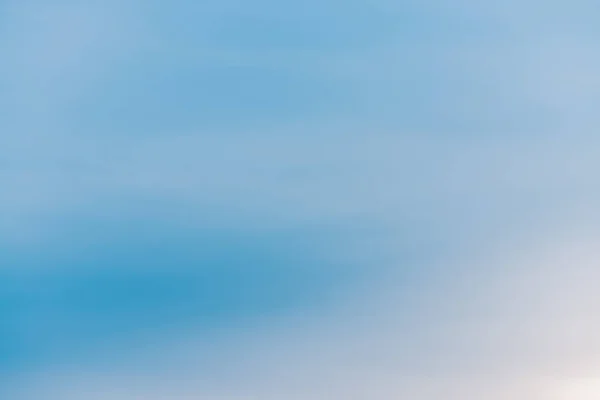 Cielo Despejado Día Azul Con Nubes Claras Gradiente Liso Azul — Foto de Stock