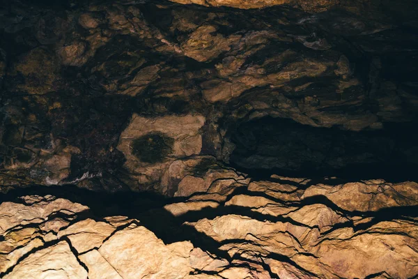 地下トンネルの始まり暗い洞窟への入り口 — ストック写真