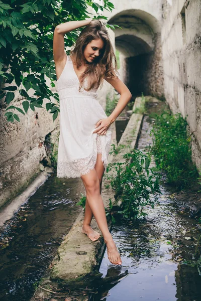 Menina Feliz Bonita Com Cabelos Naturais Encaracolados Vestido Branco Perto — Fotografia de Stock