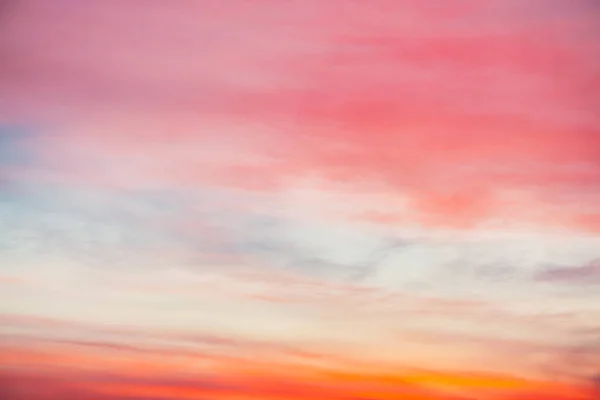 Cielo Atardecer Con Nubes Luz Naranja Rosada Gradiente Cielo Azul — Foto de Stock