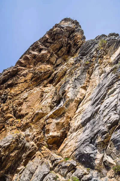 Gran Acantilado Montaña Bajo Cielo Nublado Cerca Hermoso Fondo Rocoso —  Fotos de Stock