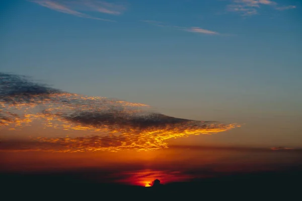 Sol Brilla Las Nubes Maravilloso Amanecer Hermosa Puesta Sol Naranja — Foto de Stock