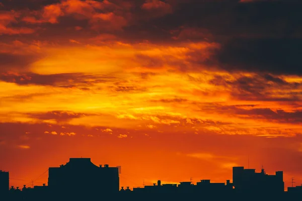 Cityscape Ярким Огненным Рассветом Удивительное Теплое Драматическое Облачное Небо Над — стоковое фото