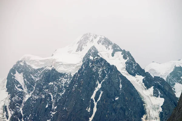 Incrível Topo Geleira Enorme Cordilheira Nevada Céu Nublado Maravilhoso Cume — Fotografia de Stock