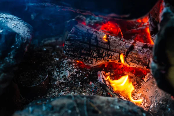 Smoldered Naplók Égett Élénk Tüzet Légköri Háttér Narancs Láng Tábortűz — Stock Fotó