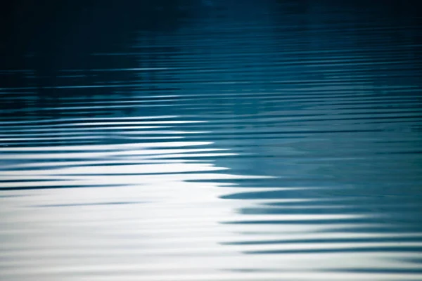 Incrível Fundo Texturizado Calma Superfície Água Limpa Azul Luz Sol — Fotografia de Stock