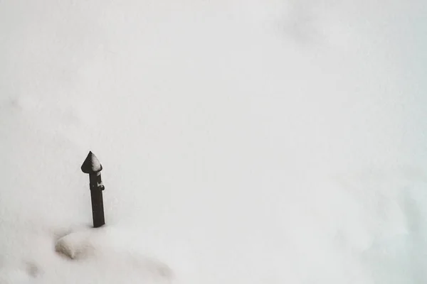 Rohr Auf Weißem Schnee Aus Nächster Nähe Texturierter Winterhintergrund Schneebedeckter — Stockfoto