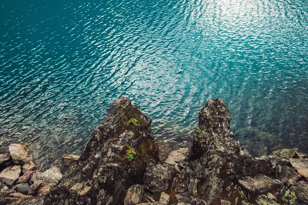 Rotsachtige Kust Water Kant Glanzend Oppervlak Van Azure Mountain Lake — Stockfoto