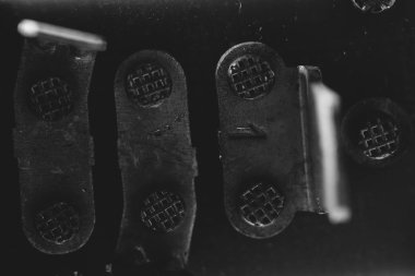 Eskimiş temas panelinin tek renkli arkaplan görüntüsü. Santraldeki paslı elektrik bağlantıları voltajdan çıktı.