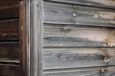 Yatay tahtalı ahşapkırsal evin duvar açısı. Kopya alanı ile vintage doğal ahşap doku Detay parçası. Ormanın doğal yapısı. Pürüzsüz ahşap duvarın kenarından arka plan.