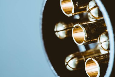 Yaldızlı kontaklara yakın römork için elektrik konektörleri.