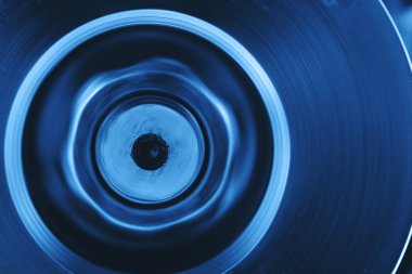 Dönen mekanizmayakın çekim in bir parçası. Kobalt tonlarında acımasız otomatik parça. Metal cihazın tek renkli mavi arka planı.