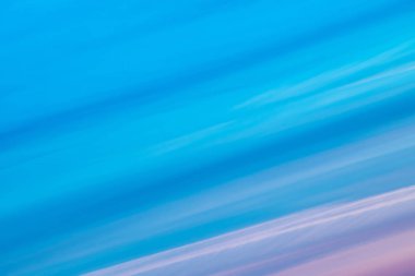 Mavi, camgöbeği, kobalt, pembe, mor, macenta renkleri tonları ile varicolored çizgili gerçeküstü gökyüzü. Düz bulutların çapraz çizgileri. İhale gökyüzünün atmosferik arka plan görüntüsü.