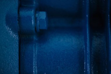 Cıvata ile parçanın mavi metal pürüzlü yüzeyi. Mavi otomobil parçası boyalı. Otomotiv grunge arka plan görüntüsü.