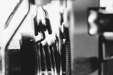 Otomatik bölümden tek renkli ayrıntılı arka plan görüntüsü. Bahar yakın çekimli otomotiv mekanizması.