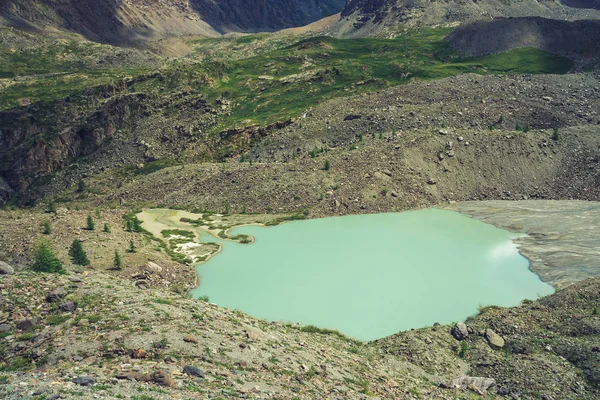 Lago Montanha Vale Das Terras Altas Montanha Gigante Com Vegetação — Fotografia de Stock