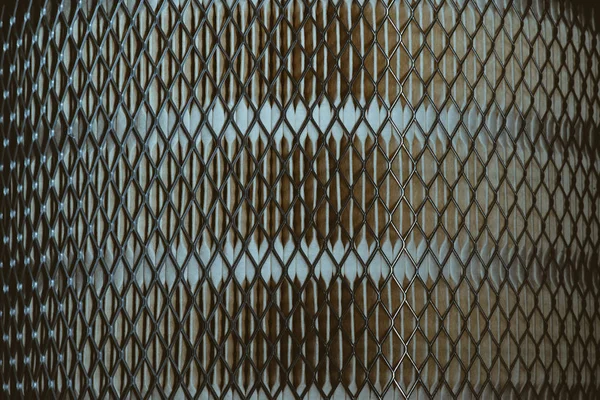 穿開された金属丸みを帯びた壁の背景をクローズアップ 黄色い紙によるエアフィルターのマクロ撮影 — ストック写真
