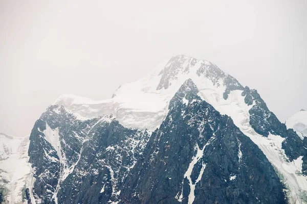 Fantastisk Stor Glaciär Topp Snöig Bergskedjan Mulen Himmel Underbar Jätte — Stockfoto