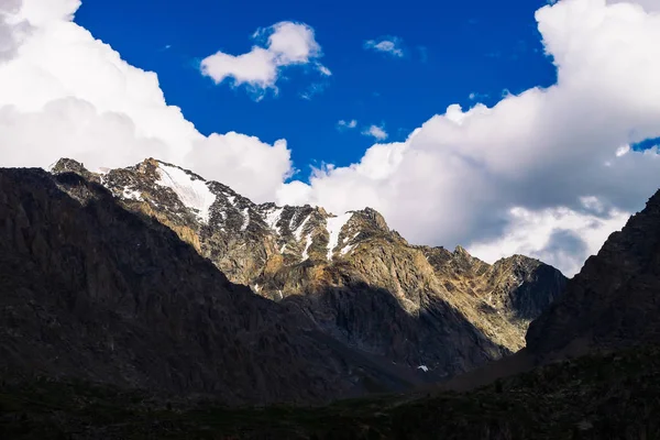 Neige Sur Une Crête Rocheuse Géante Sous Ciel Nuageux Bleu — Photo