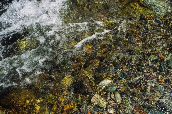 透明小溪石底的五颜六色的详细纹理特写 山溪的清水 河流中光滑的石头的彩色背景与复制空间 — 图库照片