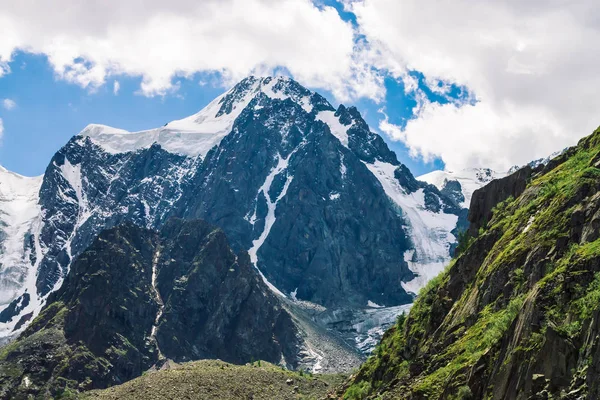 Montañas Gigantes Nevadas Detrás Enormes Montañas Bajo Cielo Azul Nublado — Foto de Stock