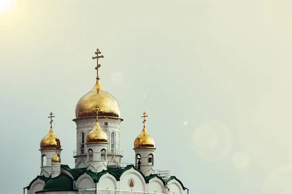 Mavi Gökyüzüne Karşı Hıristiyan Kilisesi Altın Kubbeler Cephe — Stok fotoğraf